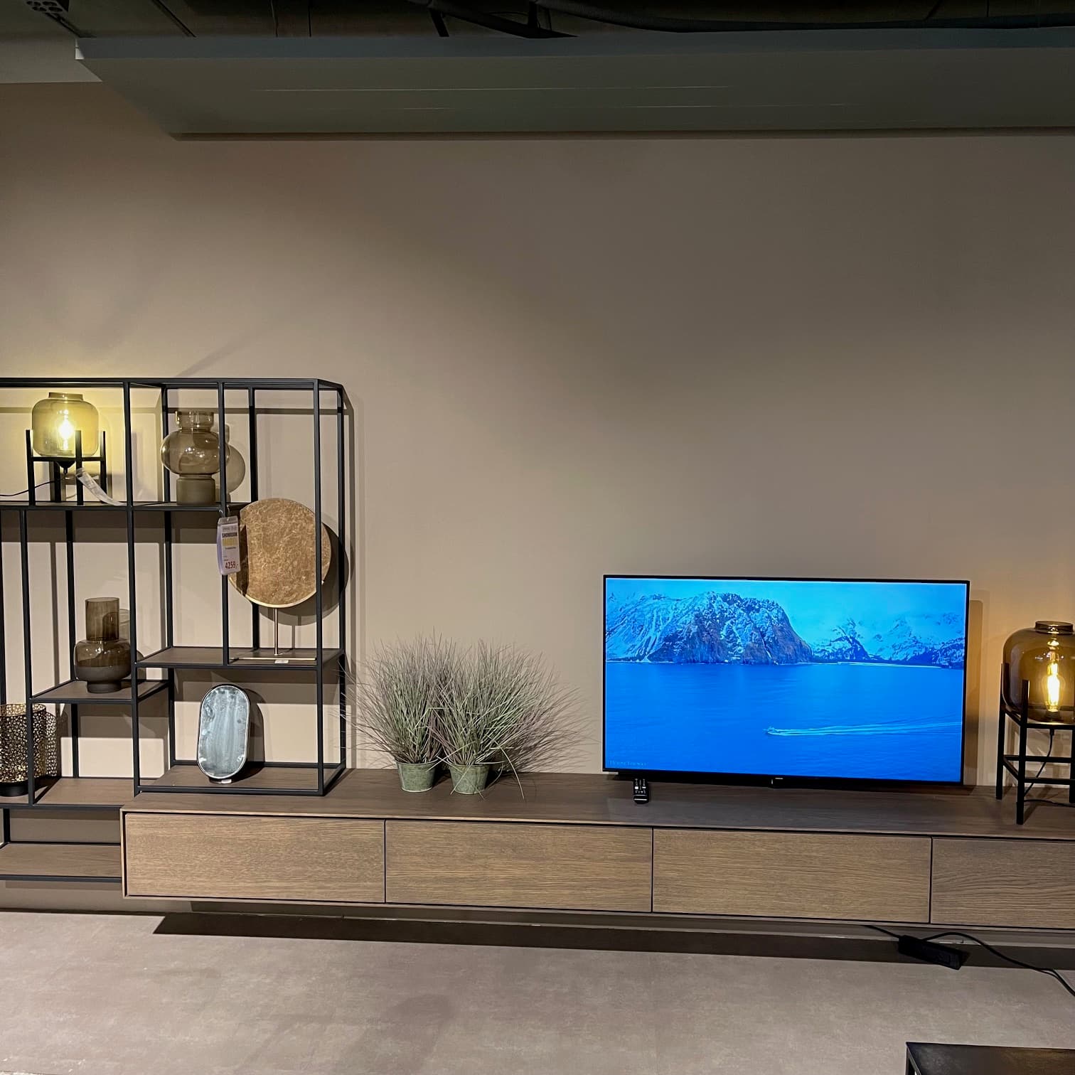 Showroommodel TV-Meubel Ettic incl. metalen wandrek en TV-paal